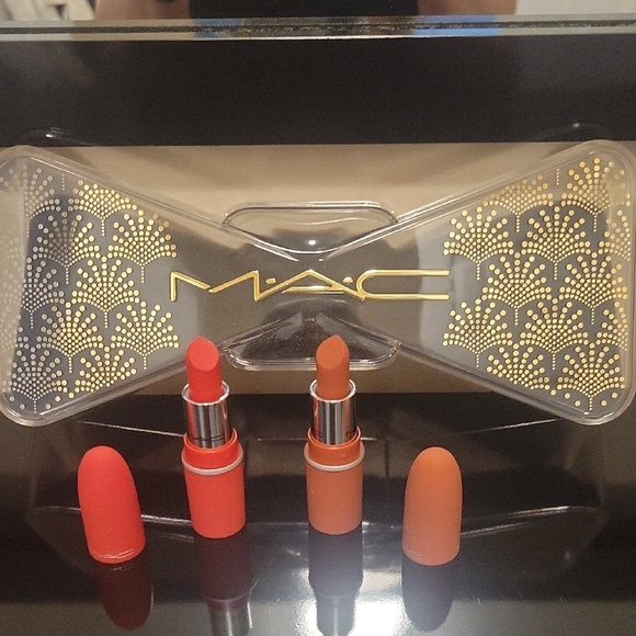 MAC COSMETICS SET OF 2 LIPSTICKS BRAND NEW NEVER USED - Picture 1 of 4
